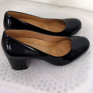 NATURALIZER Black patent heels Women's size 7